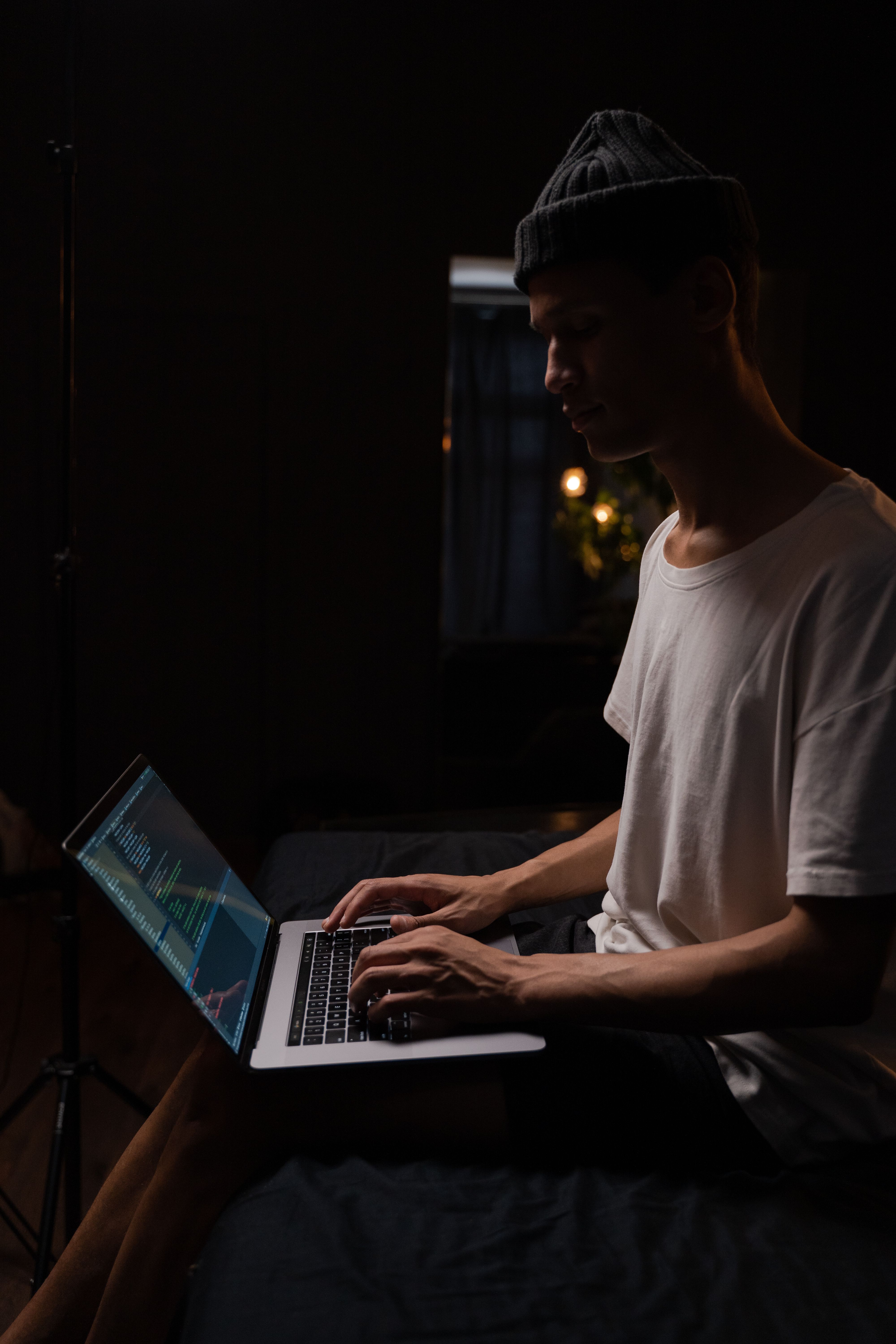 Ein Mitglied des Sortlist-Redaktionsteams testet eine Software, bevor es sein Urteil fällt